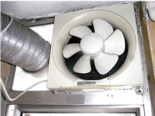 　　圖：抽氣扇會製造額外的風壓，或令強風更易吹入屋。