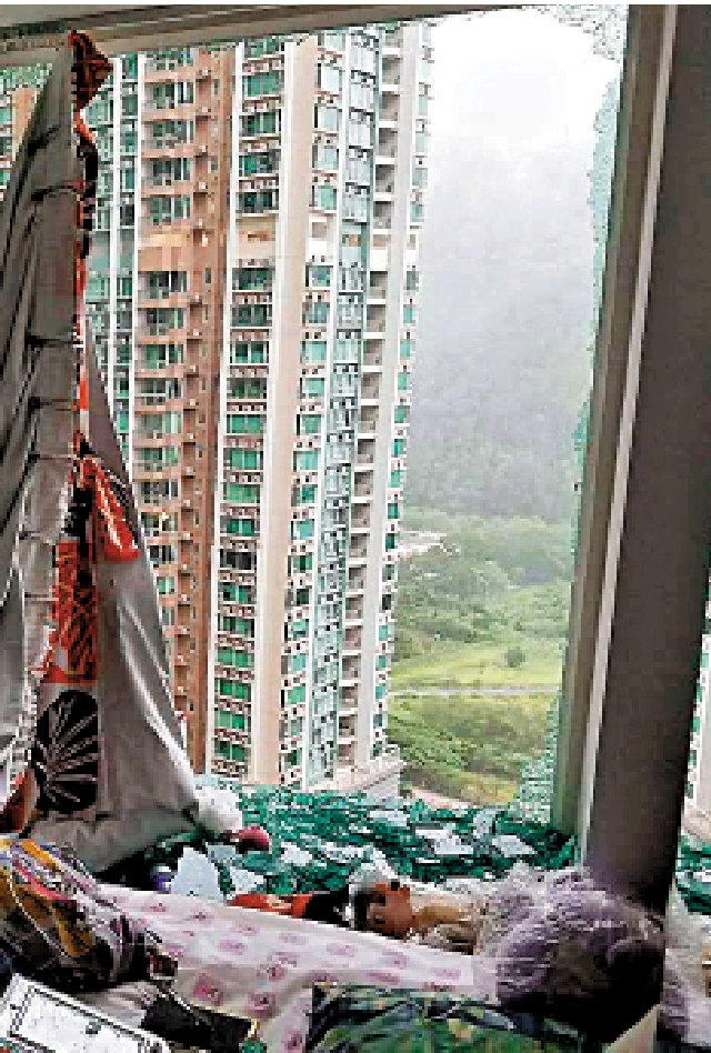 　　圖：將軍澳日出康城一單位早前在風暴中爆窗。