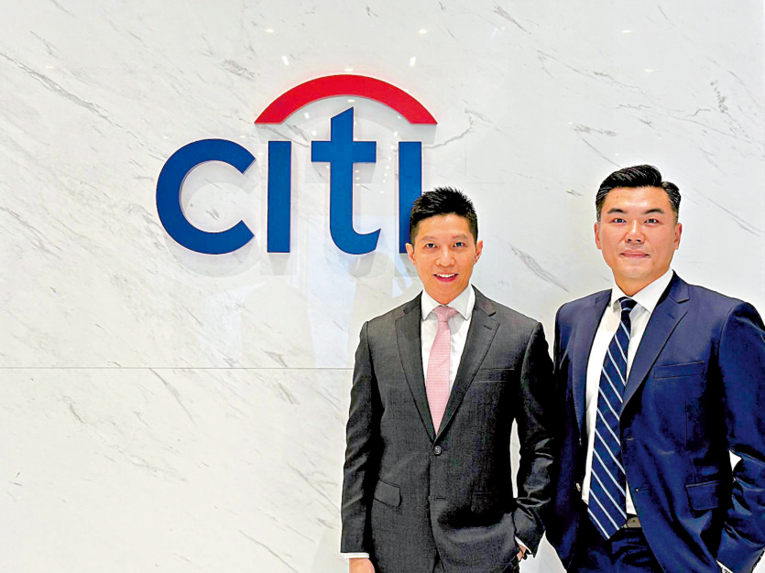 　　圖：廖嘉豪（左）表示，股市短期或需時整固，但企業盈利表現有助支持後市。右為夏振傑。\花旗供圖