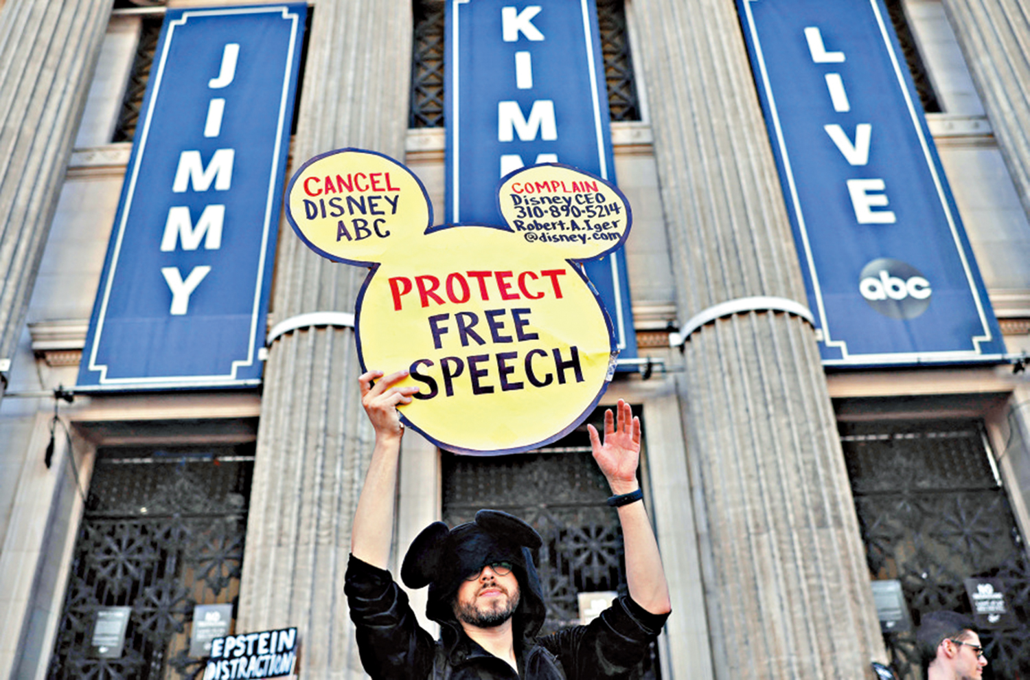 　　圖：示威民眾22日在荷里活劇院附近抗議Jimmy Kimmel的節目被停播。\法新社