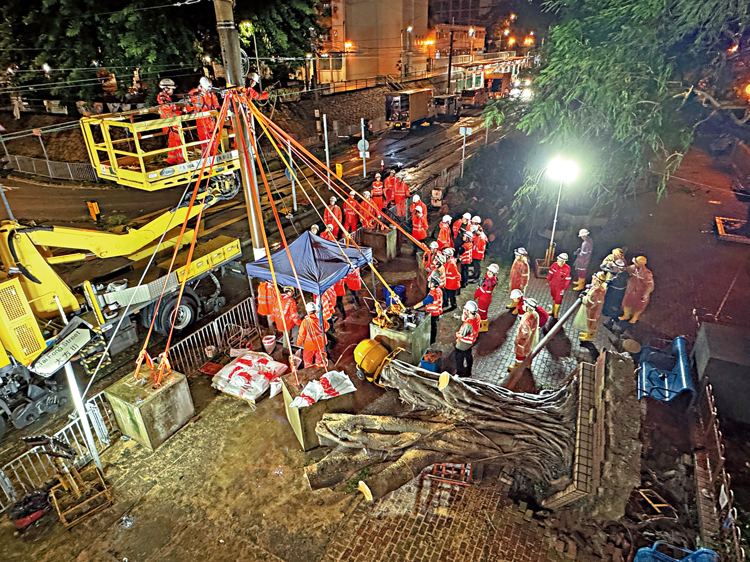 　　圖：屯門輕鐵大興南站附近有大樹倒塌，壓毀電纜，50多名港鐵工人昨晚緊急搶修。\大公報調查組攝