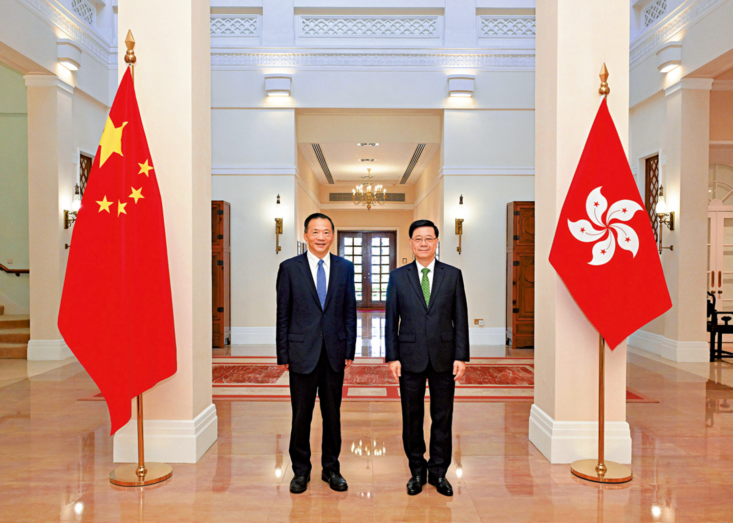 　　圖：行政長官李家超（右）昨日與中央廣播電視總台台長兼總編輯慎海雄（左）會面。