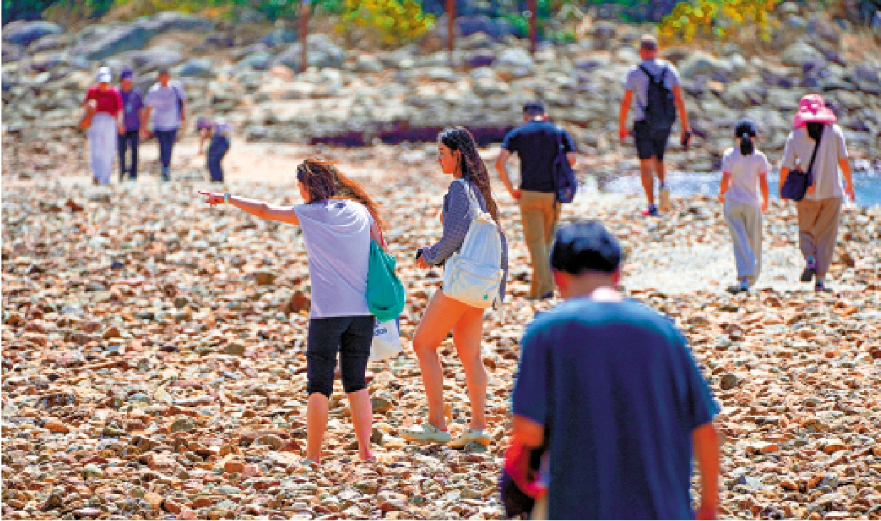 　　圖：旅客對生態遊、跳島遊的需求持續攀升，昨日西貢橋咀洲迎來大批旅客。\大公報記者蔡文豪攝