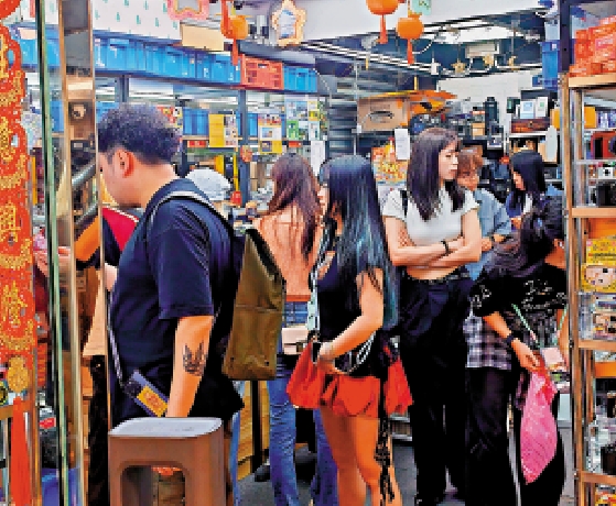 　　圖：深水埗一間相機店上月初獲小紅書認證為「街角藏家」。\大公報記者肖泓宇攝