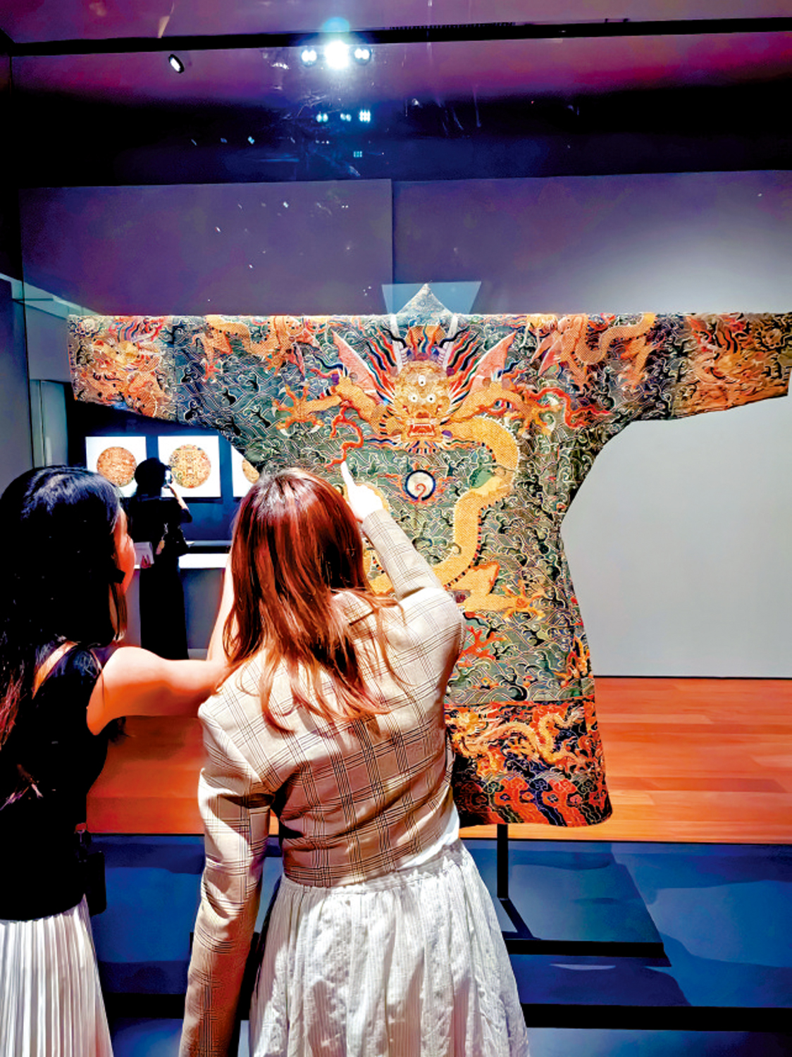 　　圖：觀眾可近距離觀賞衣飾紋樣細節。