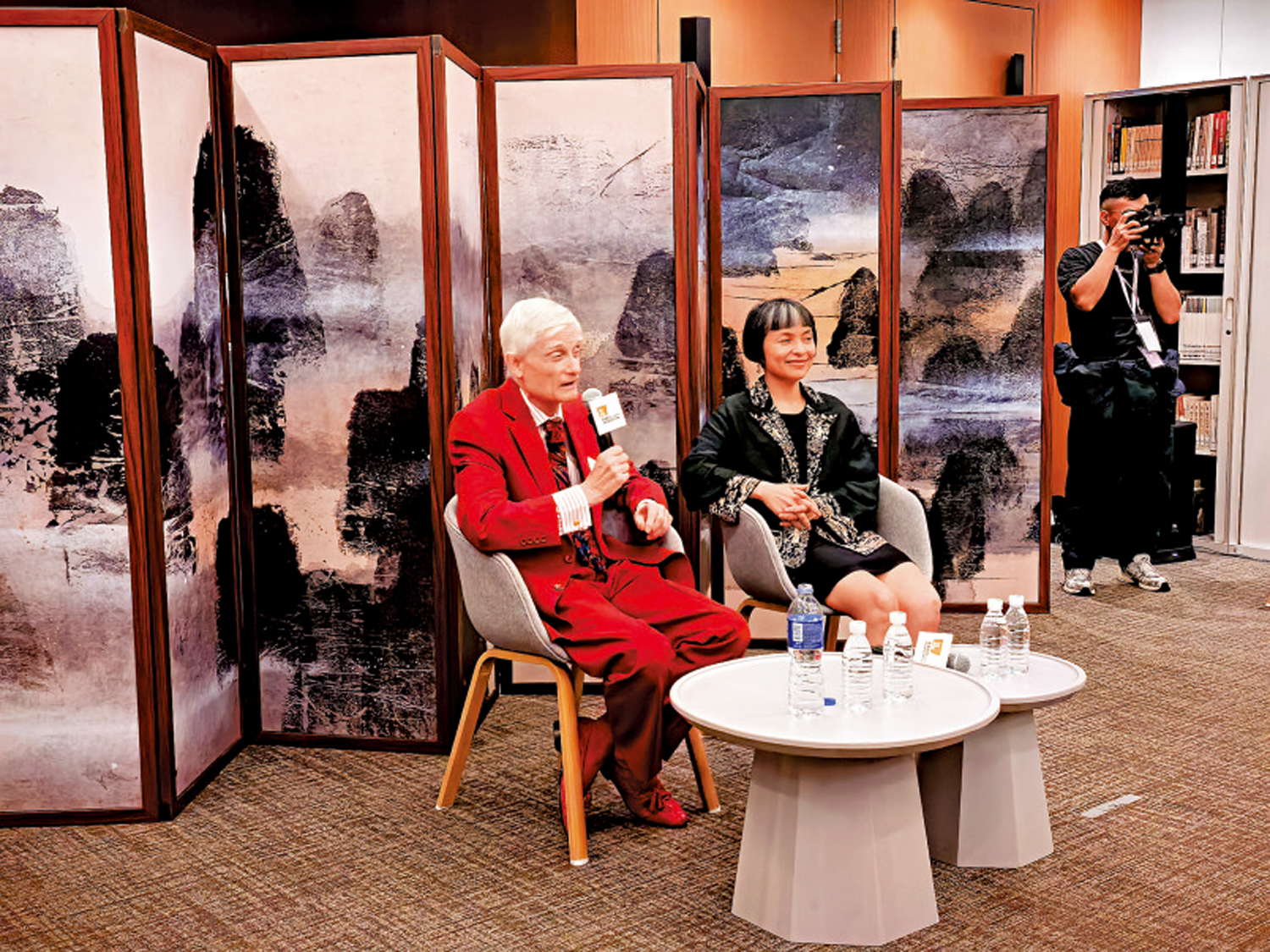 　　圖：賀祈思（左）與王伊悠接受傳媒訪問。