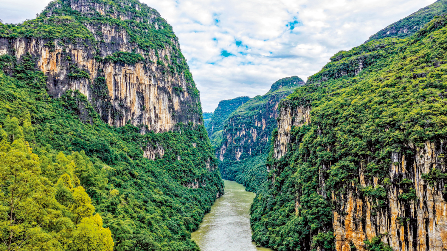 　　圖：秋日峽谷景色美