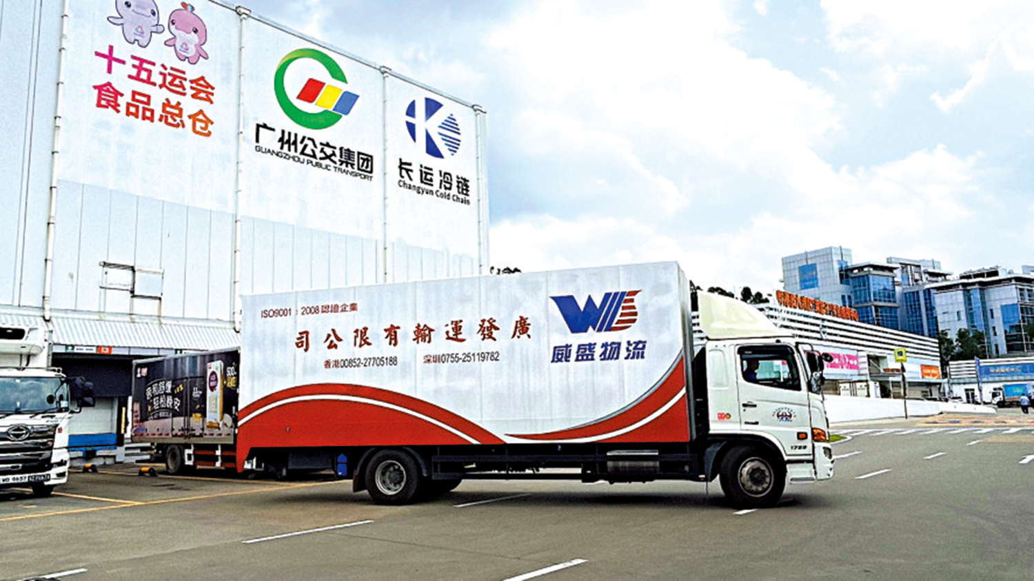 　　圖：裝載供應香港賽區的首批運動員食材的專車從廣州總倉發出。