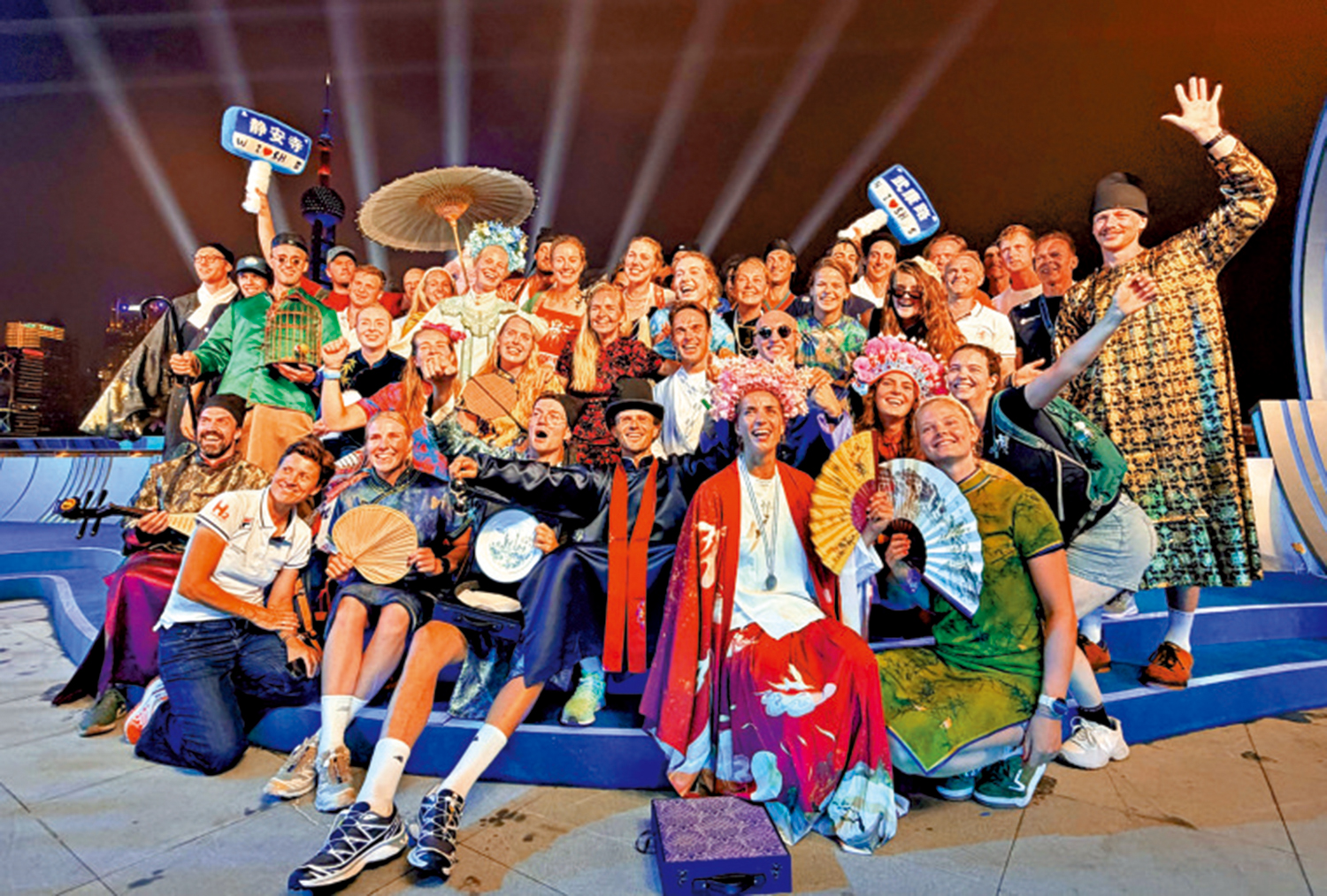 　　圖：各運動員以外灘天際線為背景，留下了「上海記憶」。\大公報記者夏微攝