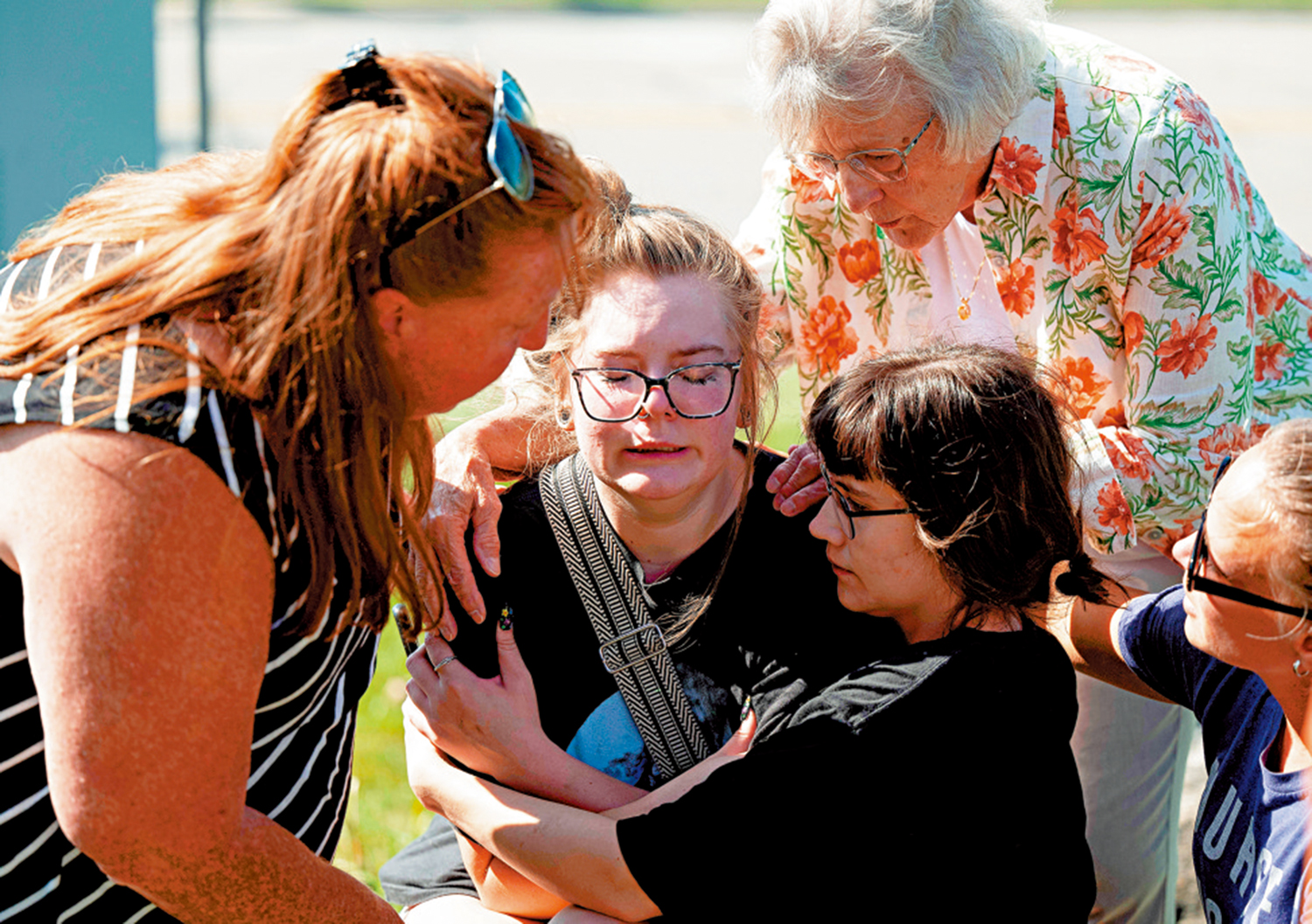 　　圖：槍擊案倖存者驚魂未定。\美聯社