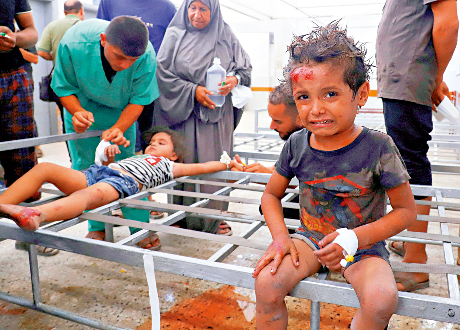 　　圖：在以軍襲擊中受傷的巴勒斯坦兒童29日被送到希法醫院。\路透社