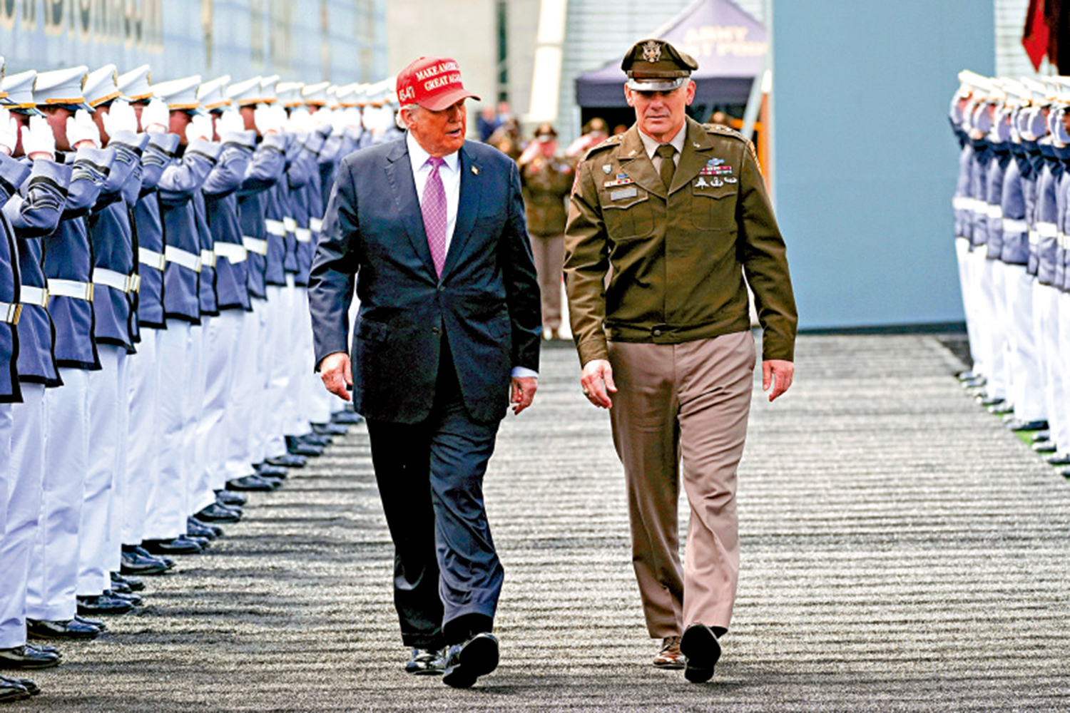 　　圖：特朗普（左）將於30日出席美軍緊急會議，引發對軍隊政治化的擔憂。\美聯社