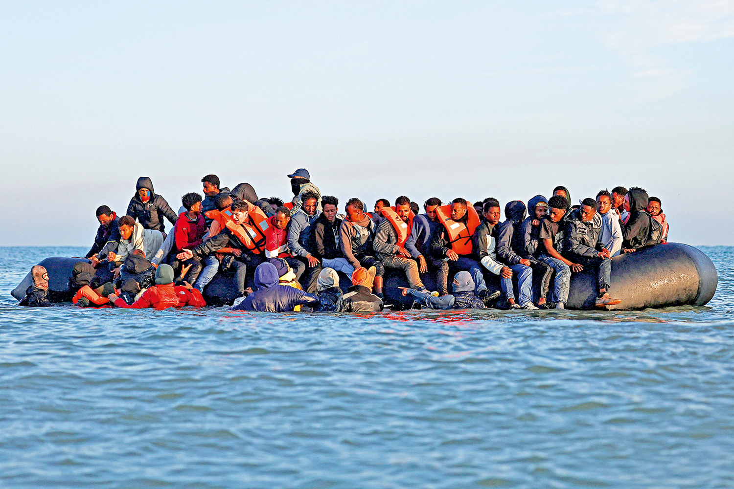 　　圖：非法移民乘小船穿越英吉利海峽試圖入境英國。\路透社