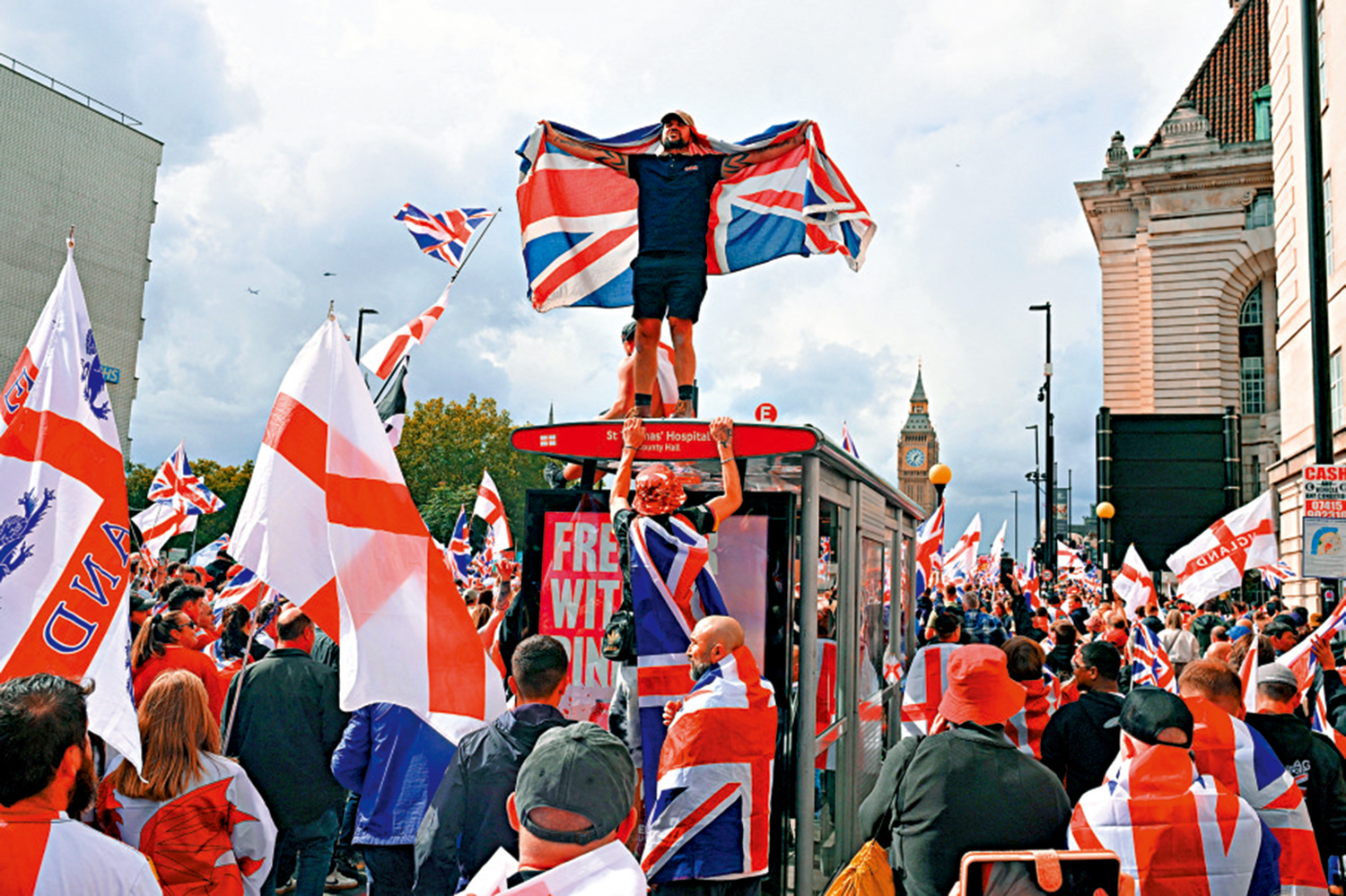 　　圖：參加英國「掛旗運動」的示威者們。\路透社