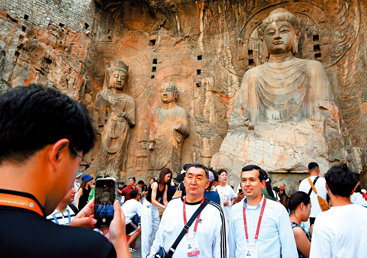 　　圖：中共中央總書記 習近平29日在主持中共中央政治局集體學習時強調，要系統推進我國宗教中國化。圖為7月26日，上海合作組織媒體智庫峰會與會嘉賓在洛陽市龍門石窟合影留念。\新華社