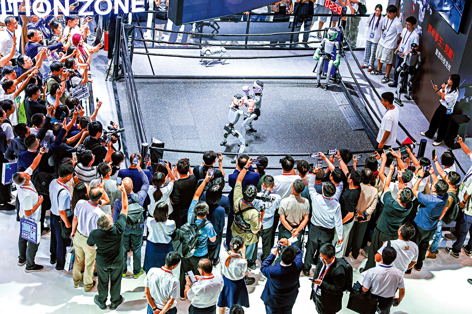 　　圖：9月25日，在第四屆全球數字貿易博覽會數智未來主題展區的杭州六小龍專區，觀眾觀看宇樹科技的人形機器人進行格鬥擂台賽。\新華社