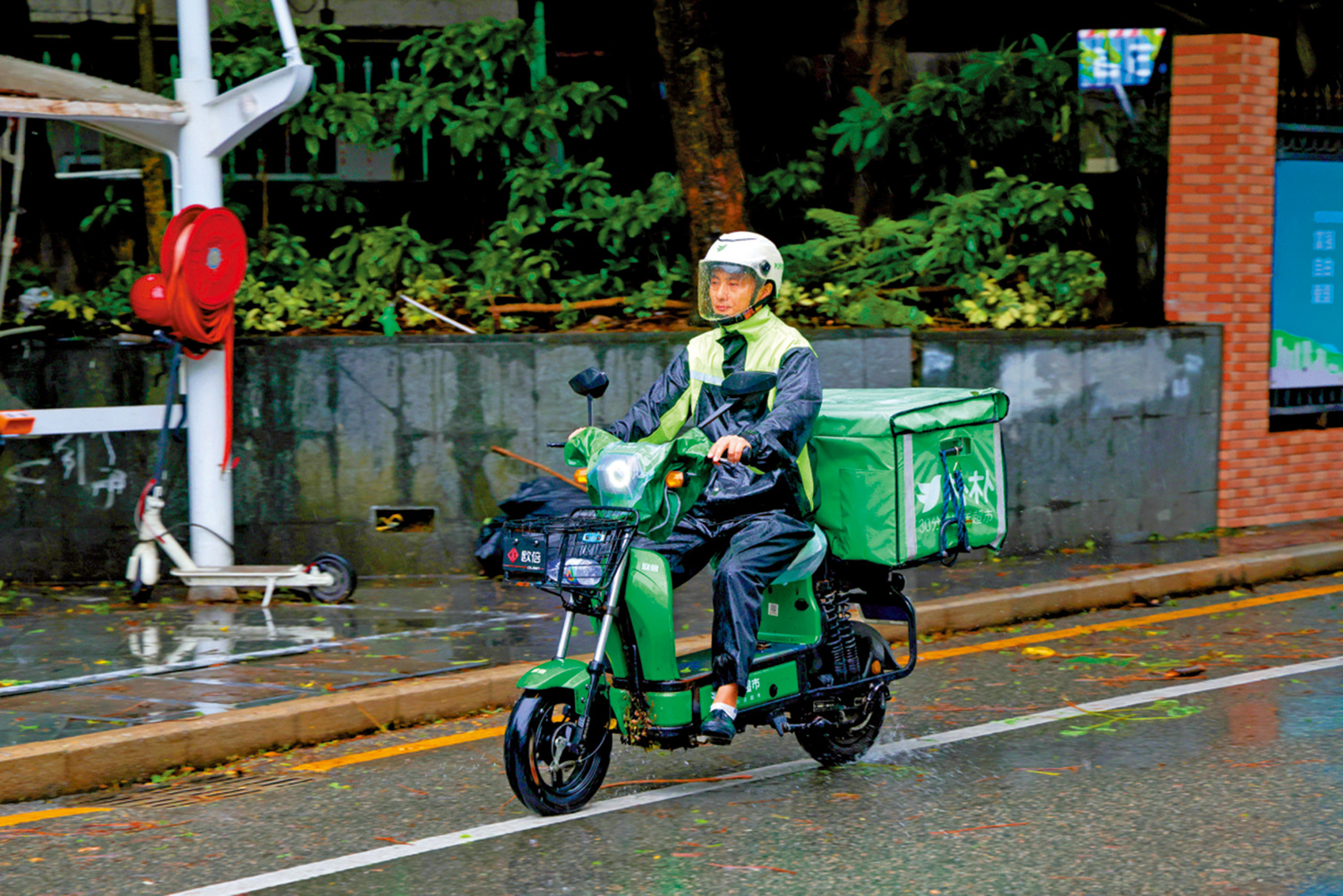 　　圖：國家稅務總局表示，對於平台各類涉稅違法違規行為，將依法查處，切實保護平台內從業人員合法權益。圖為外賣員駕駛電單車派送食品。