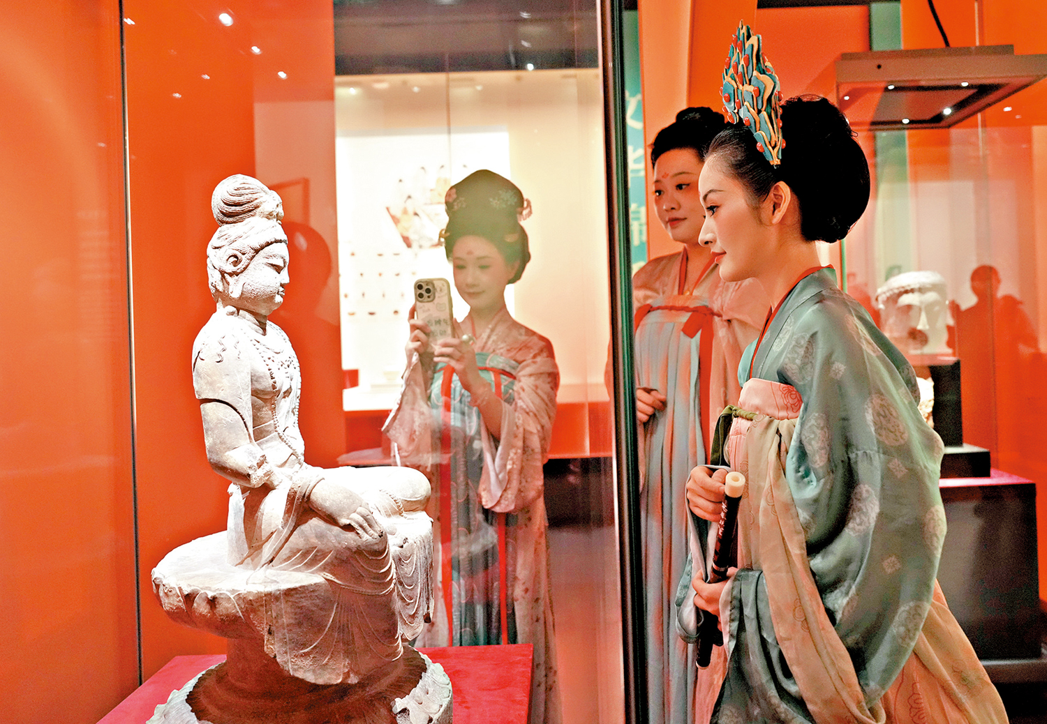 　　圖：2024年全國博物館接待的觀眾接近15億人次，再創歷史新高。圖為觀眾在成都杜甫草堂博物館，參觀龍門石窟研究院收藏的唐代石雕舒相坐大勢至像。\中新社