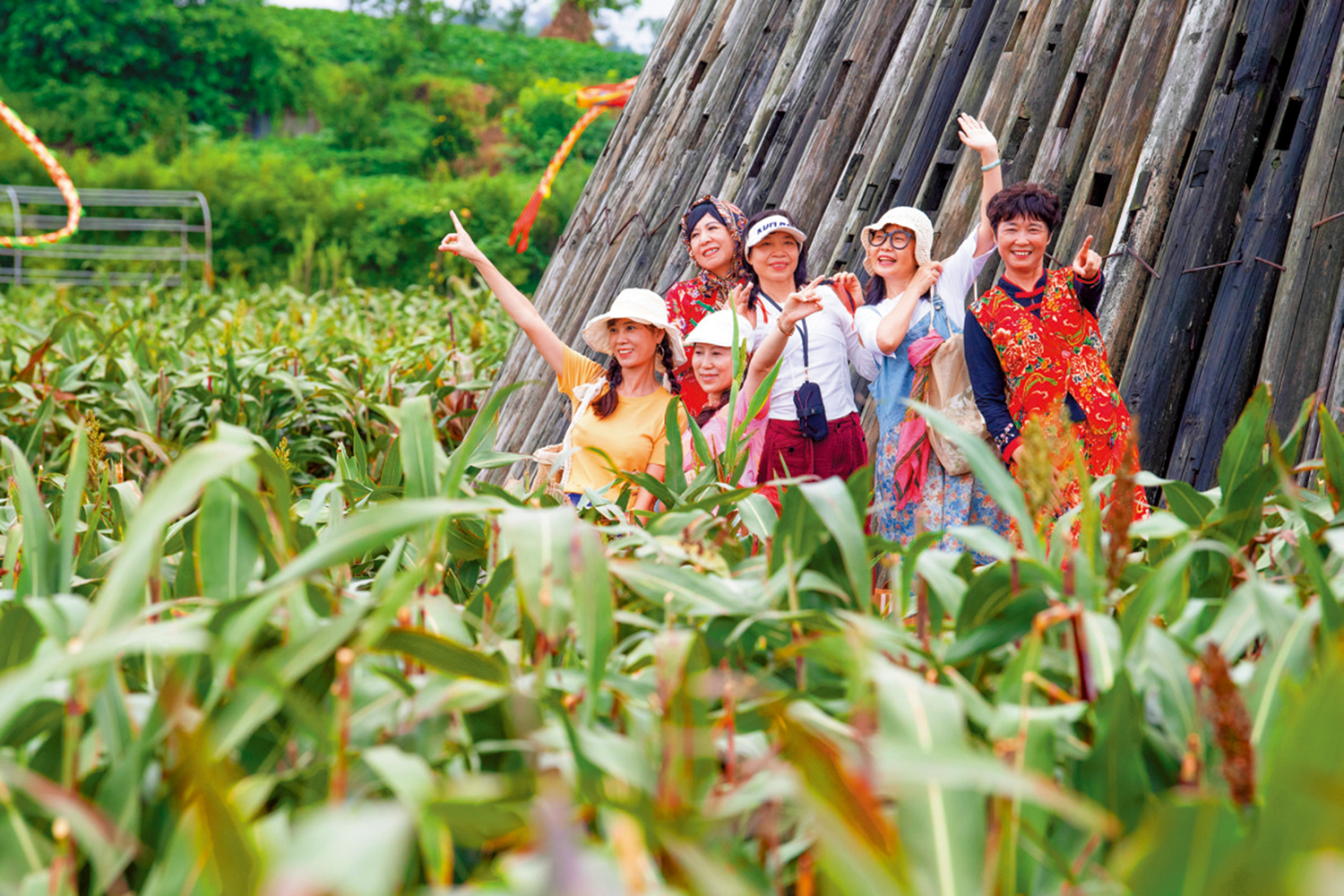 　　圖：遊客在重慶璧山區七塘鎮的鄉村藝術集活動上拍照留影。\新華社