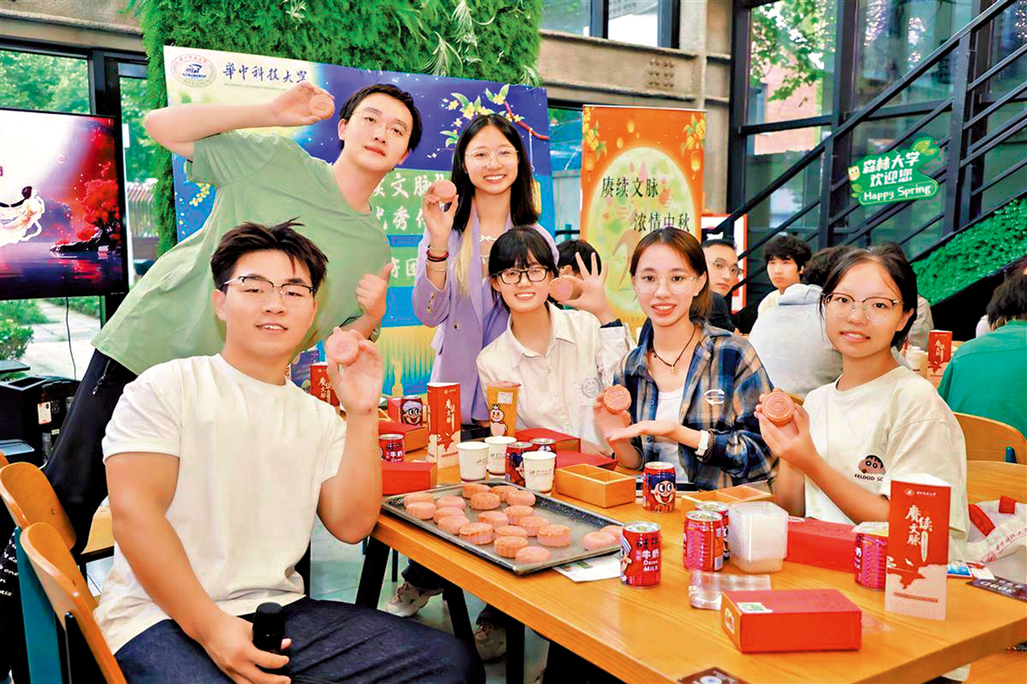 　　圖：中秋將至，內地高校紛紛推出自製「限定版」月餅。圖為9月27日，華中科技大學師生參與中秋月餅DIY沙龍。