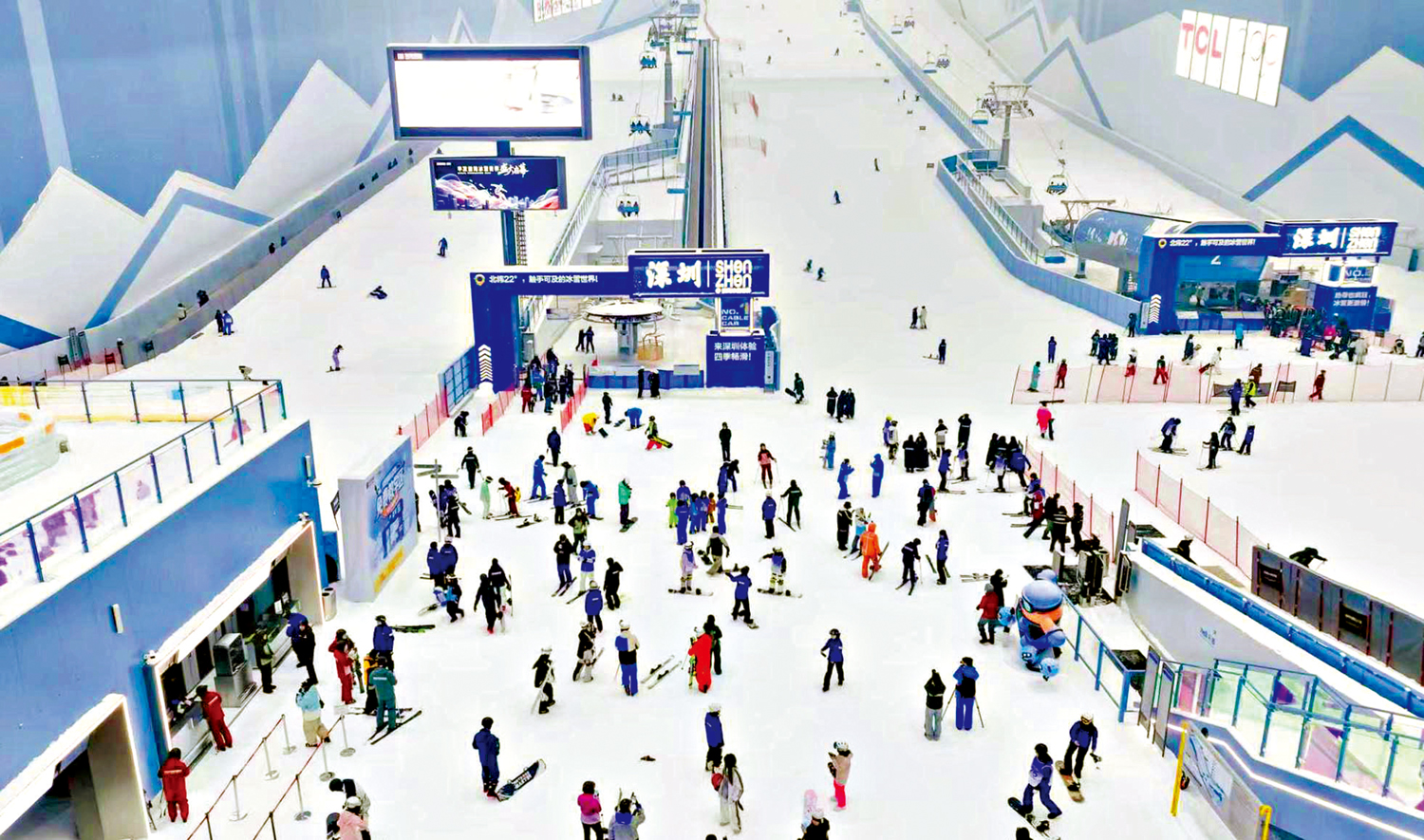 　　圖：全球最大室內滑雪中心前海冰雪世界於9月29日啟幕。\受訪者供圖