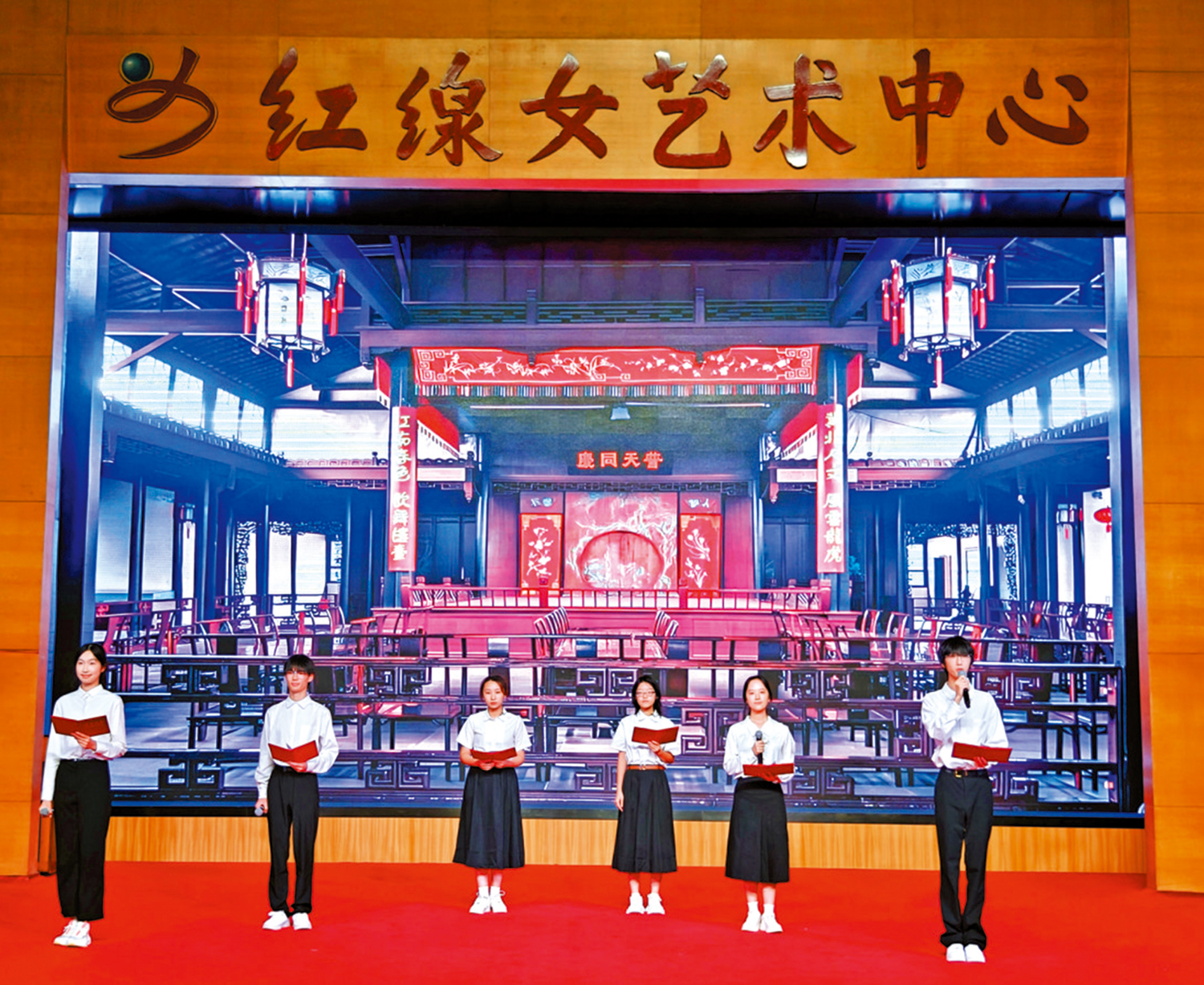 　　圖：「灣區青年述紅藝」主題徵文頒獎活動上，陳姝妤、古羽馨、葉祖兒等演繹陳雯琪創作的作品《香君守樓》。\大公報記者黃寶儀攝