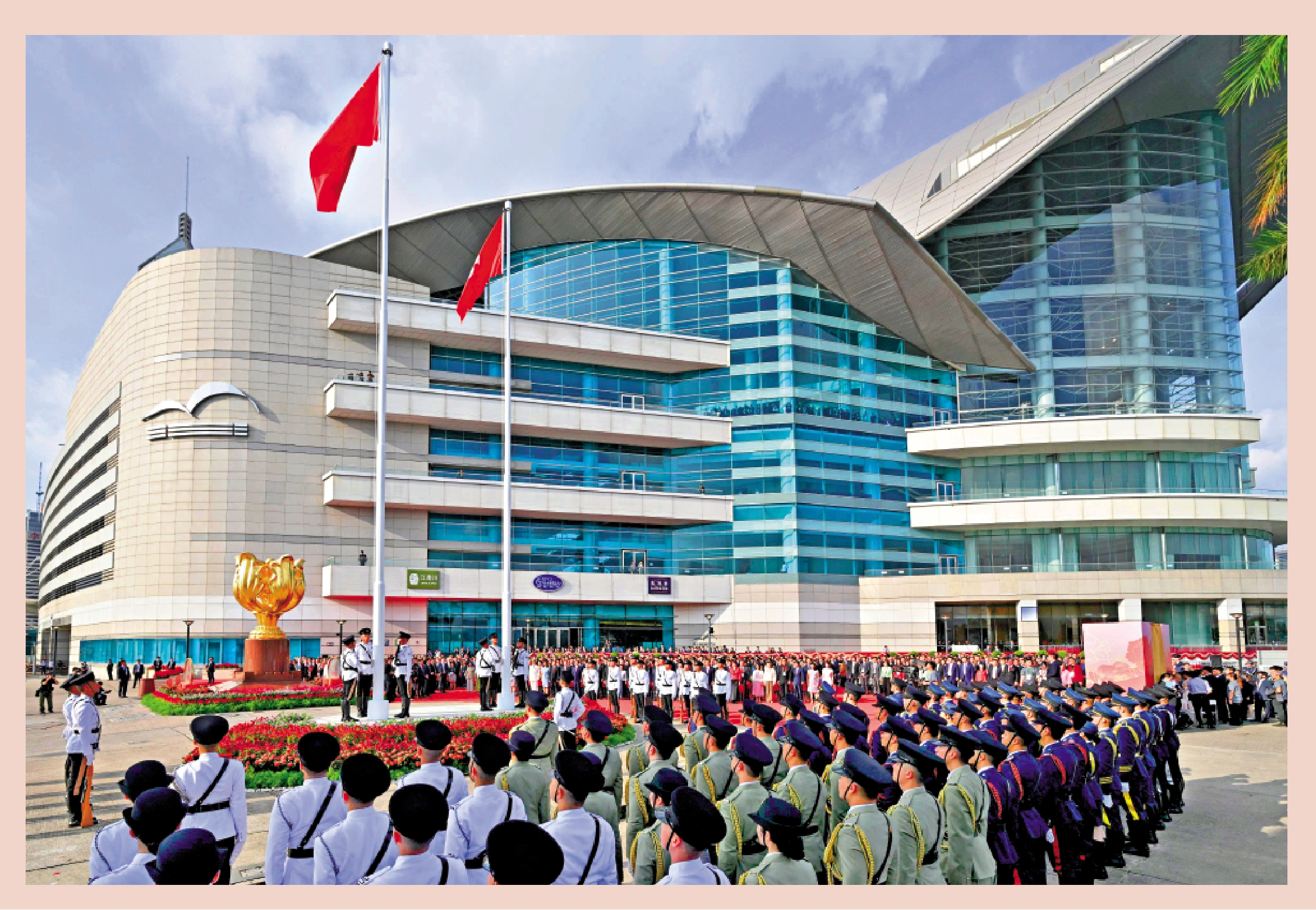 　　圖：李家超與主要官員及嘉賓昨日早上在灣仔金紫荊廣場，出席慶祝中華人民共和國成立76周年升旗儀式。