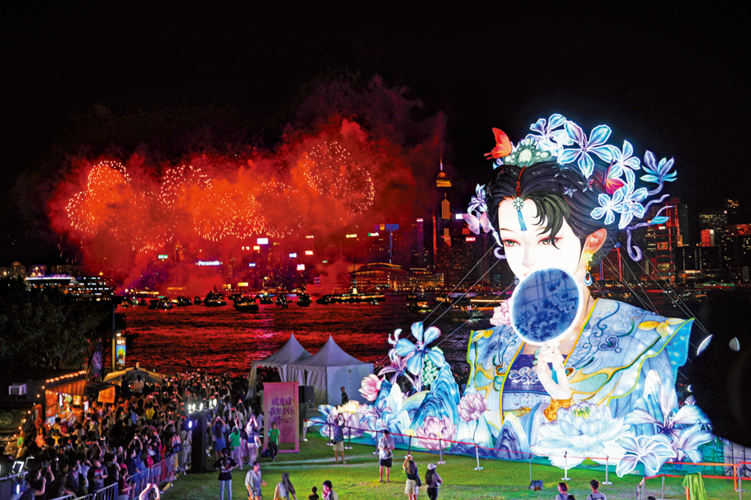 　　圖：西九文化區舉行限定4日的「迎國慶·華服嘉年華」，當中包括高達12.8米的主燈「紫霞仙子」。\大公報記者黃洋港攝