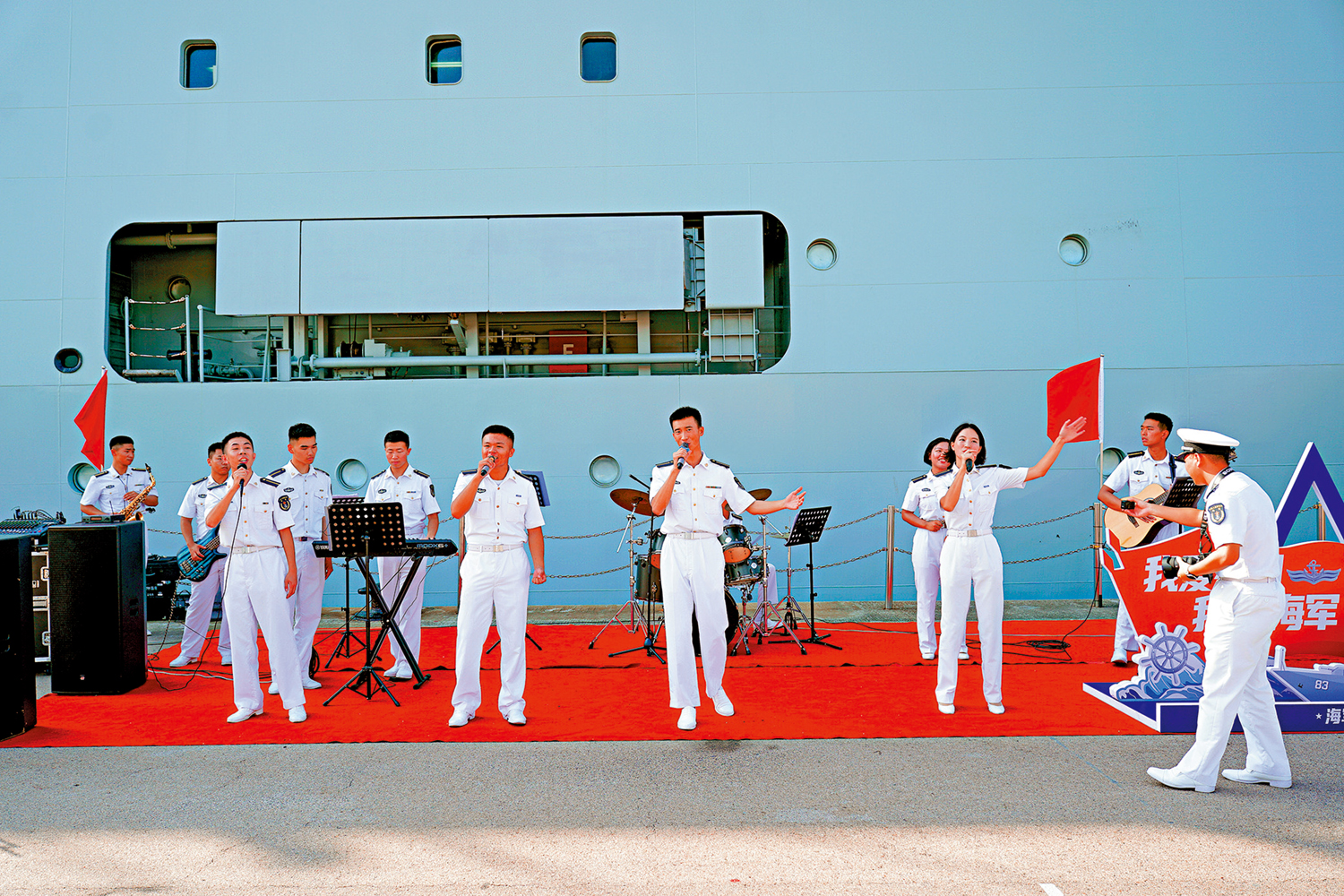 　　圖：海軍樂隊昨日彈唱多首歌曲，表演精彩，現場氣氛熱烈。 大公文匯全媒體記者麥鈞傑攝