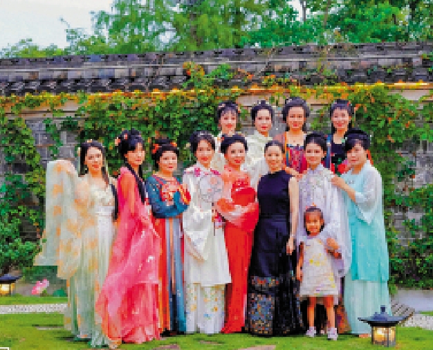 　　圖：寧波台胞穿上漢服打卡。\中國台灣網