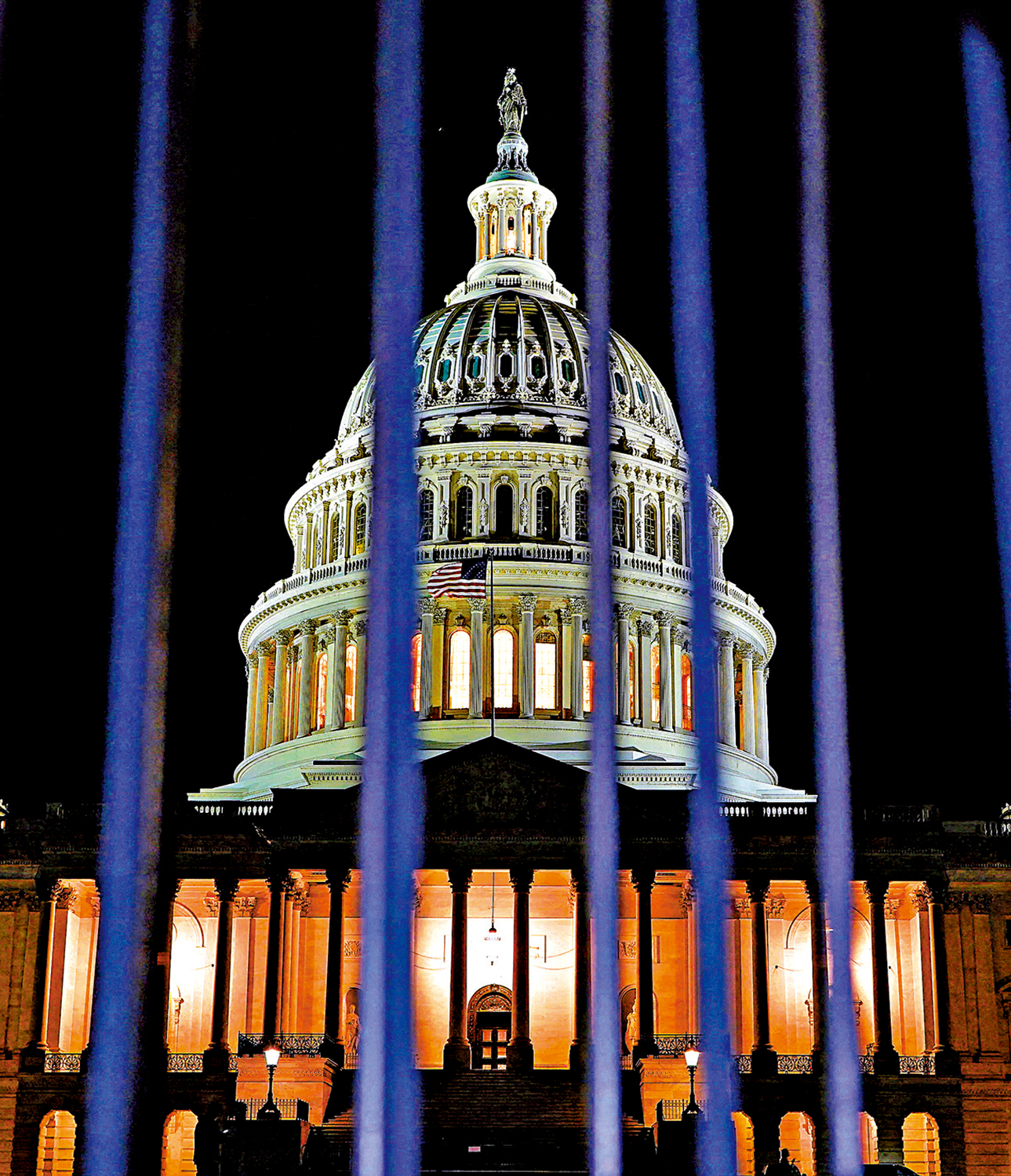 　　圖：9月30日晚的美國國會大廈。\路透社