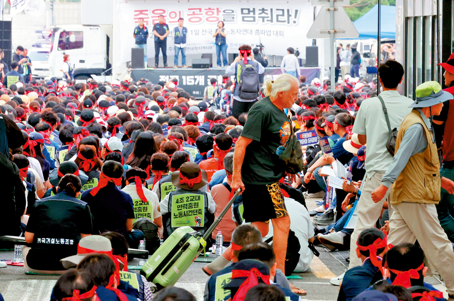 　　圖：韓國機場工人1日在金浦機場參加罷工和示威活動。\網絡圖片