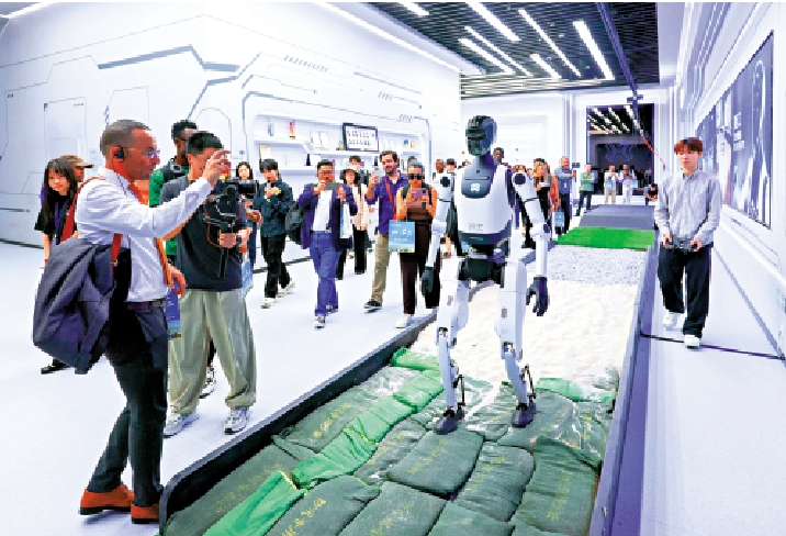 　　圖：中國創科造福全球，堅持開放共贏。圖為外國記者在京參觀「天工」人形機器人在不同地形的行走能力。\中新社