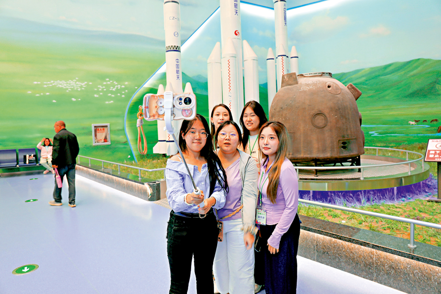 　　圖：蒙港兩地學子走進四子王旗博物館航天展館，與珍貴展品合影。