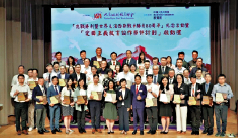 　　圖：蔡若蓮與參與計劃的中學代表合照。