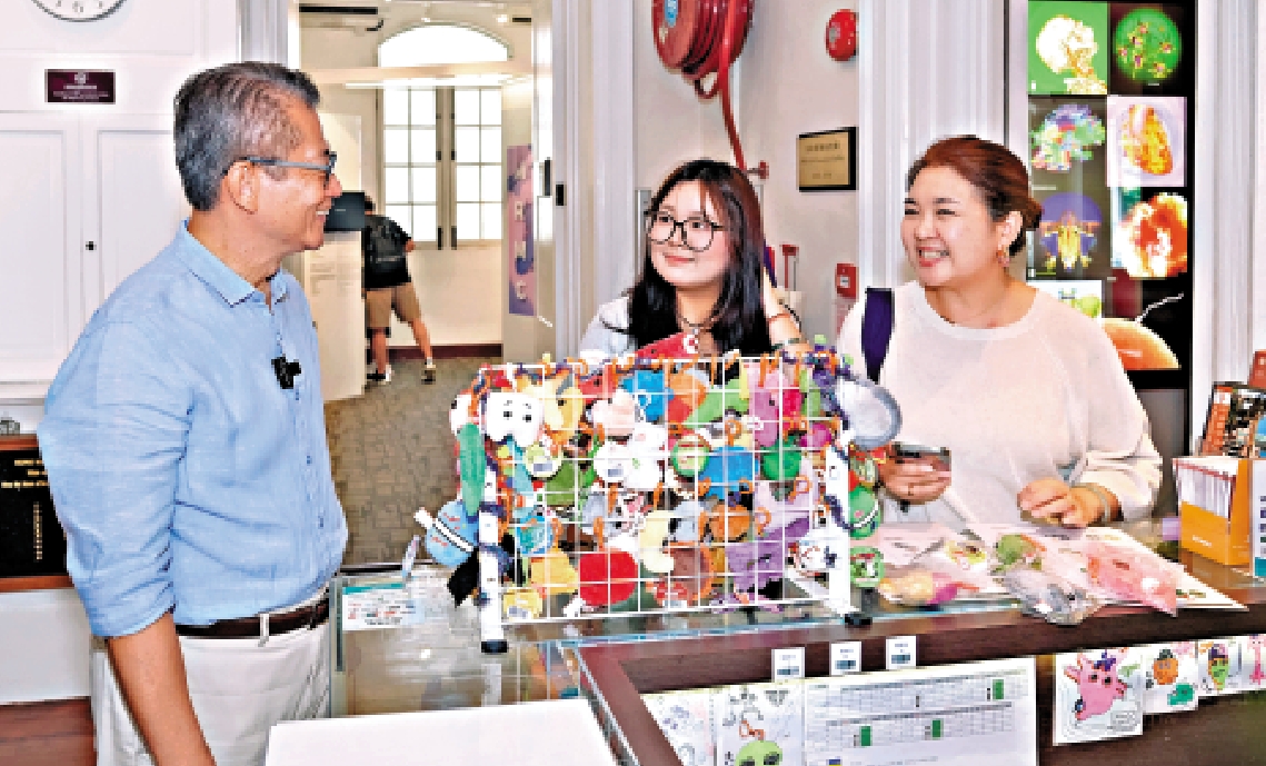 　　圖：陳茂波在香港醫學博物館與旅客交談甚歡。博物館其中系列IP公仔受到不少旅客歡迎。
