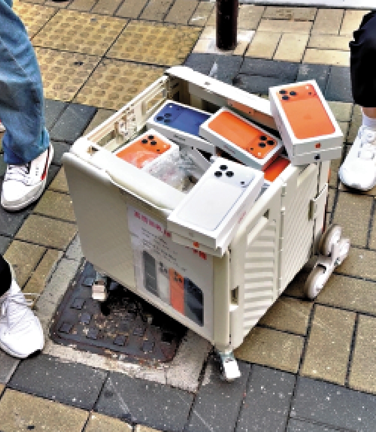 　　圖：檔販膠箱內全是一盒盒iPhone。