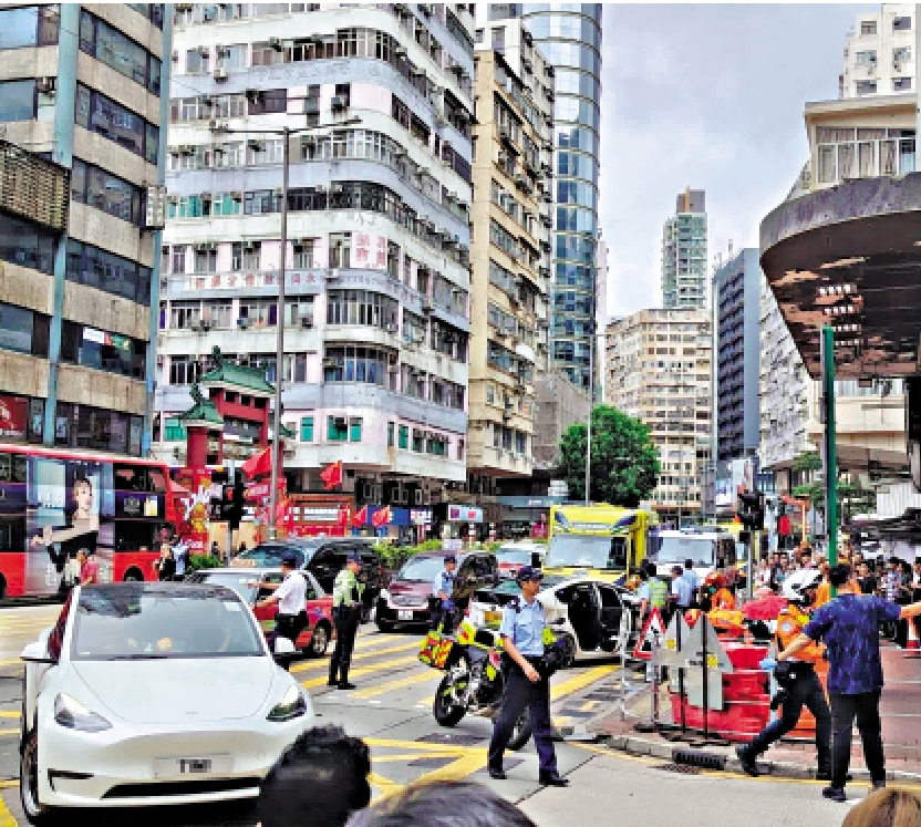 　　圖：佐敦道昨日發生嚴重交通意外，一輛私家車被撞剷上行人路，造成7人受傷。
