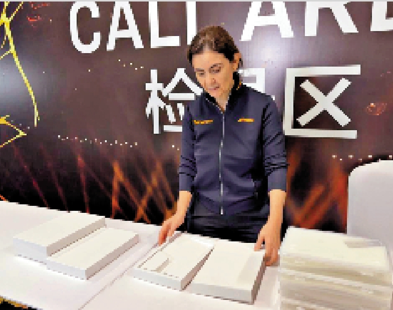 　　圖：克羅塔在展示紙質「球拍檢測盒」。\新華社