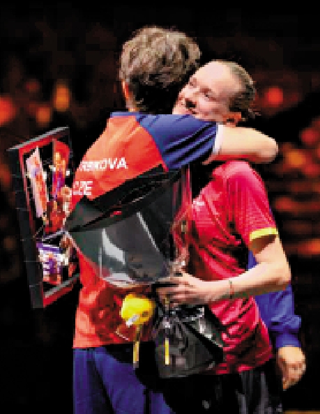 　　圖：馬特洛娃（右）在中國大滿貫賽結束後退役。