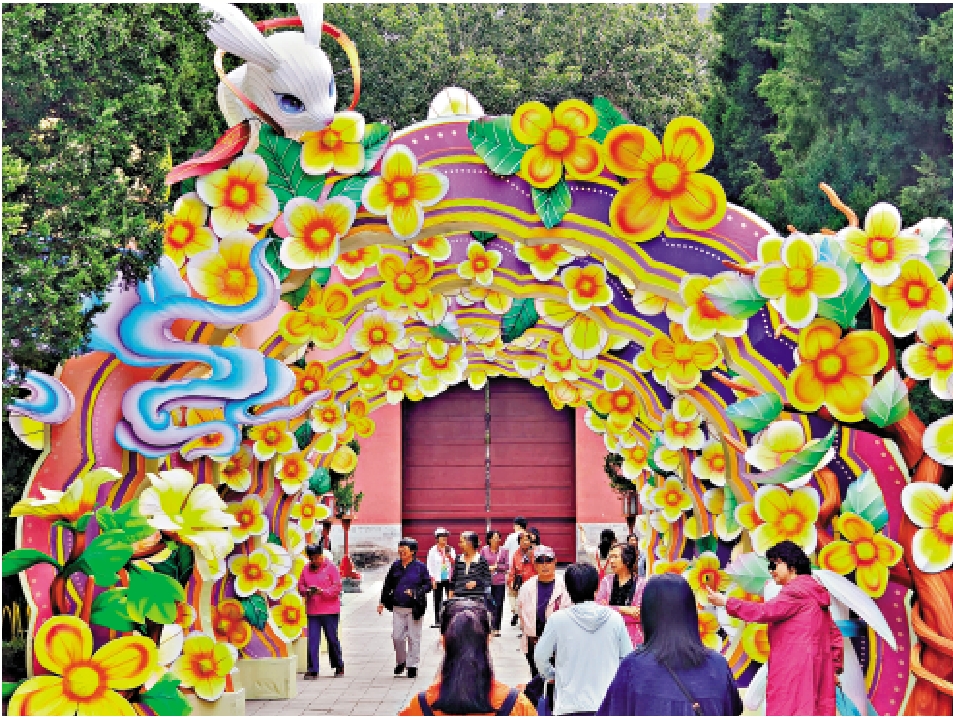 　　圖：國慶假期期間，北京各地節慶氛圍濃郁。圖為民眾在北京月壇公園遊玩。/受訪者供圖
