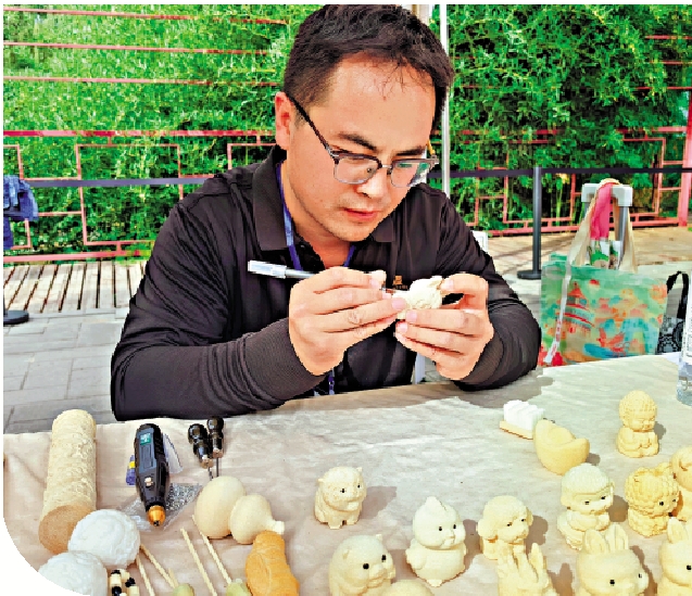 　　圖：遊客在圓明園遺址公園內體驗手工藝製作。/受訪者供圖