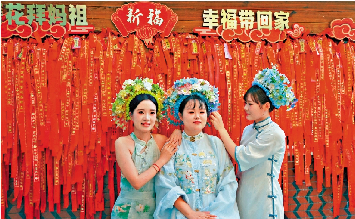 　　圖：遊客體驗「簪花祈福」，寓意好運連連。\大公報記者蔣煌基攝