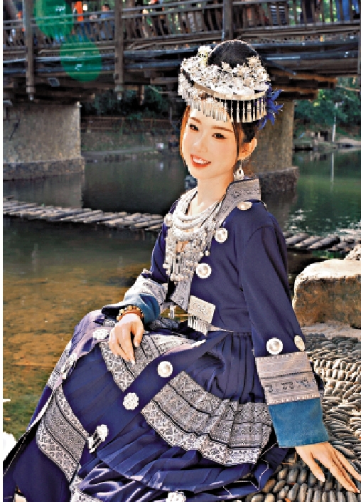 　　圖：社交網站上不少遊客晒出自己裝扮成「苗族少女」的照片。\網絡圖片