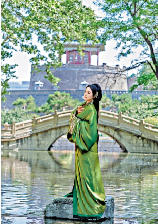 　　圖：身穿「戰國袍」的遊客在邯鄲熱門景點遊覽。\受訪者供圖