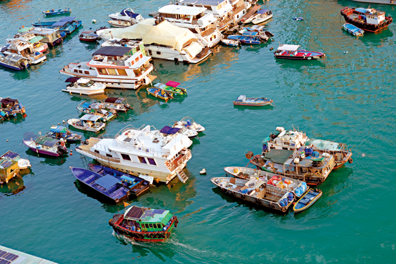 　　圖：遊艇泊位不足，香港仔的遊艇與漁船、舢舨及住家艇混泊。\大公報記者鄭雷攝