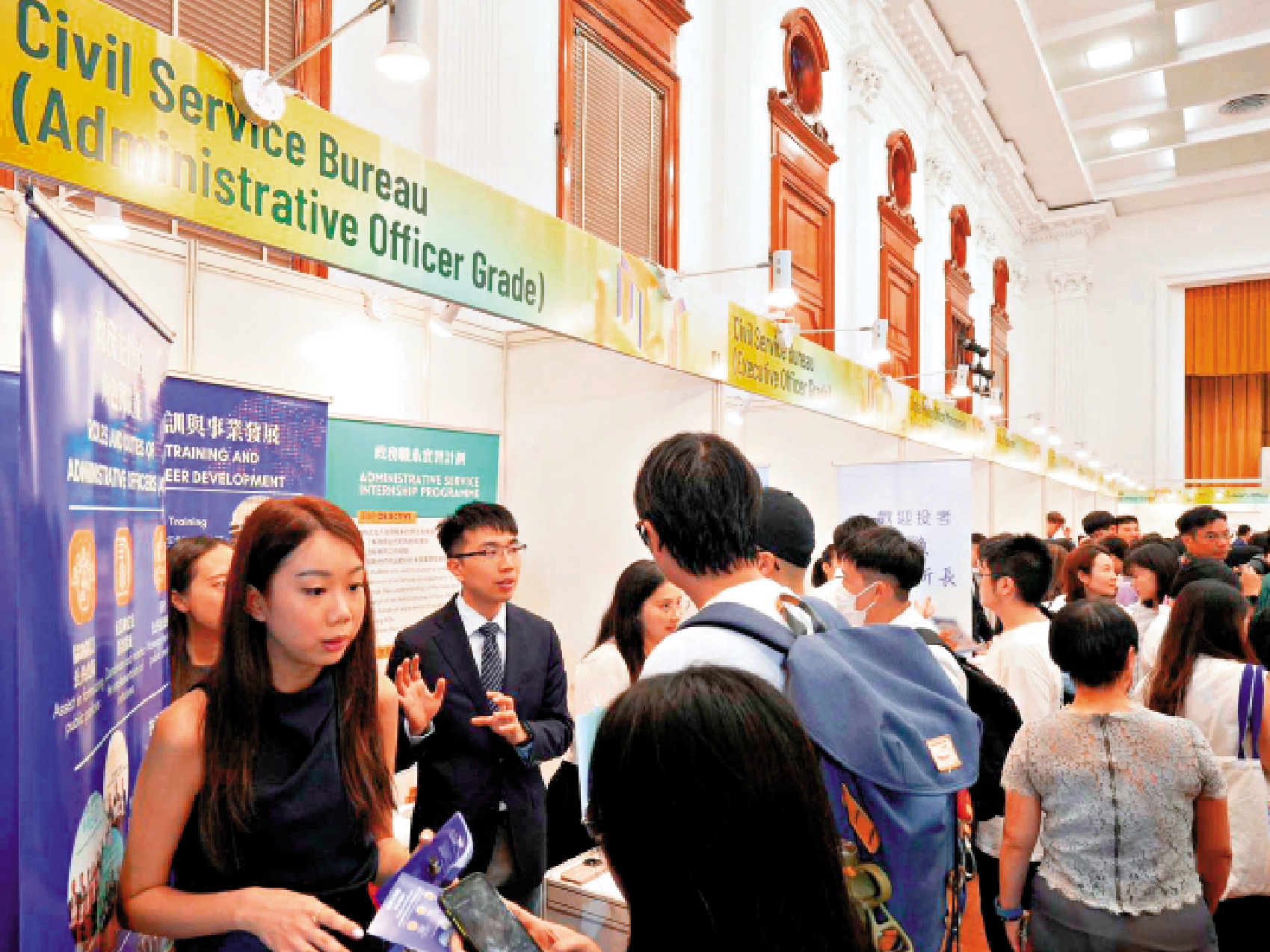 　　圖：公務員事務局積極統籌各局和部門到本地多間大學舉辦政府職位招聘展覽，吸納有志服務社會的大學生，加入公務員行列。圖為早前在香港大學舉辦的政府職位招聘展覽。