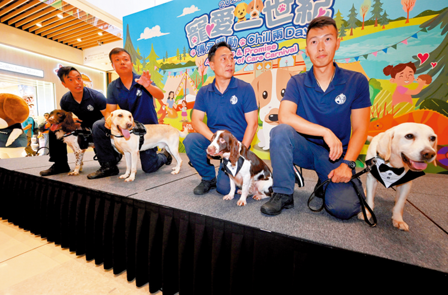 　　圖：除了一般執勤工作外，警犬隊亦會積極進行社會公益活動，如到學校或院舍活動，宣傳保護動物的訊息。