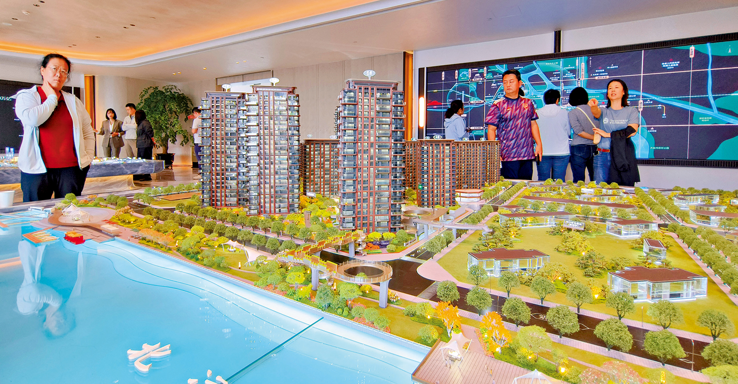 　　圖：北京──多家布局於北京五環外的發展商借勢發力，精心打造示範單位、樓盤沙盤爭取客源。\大公報記者王珏攝