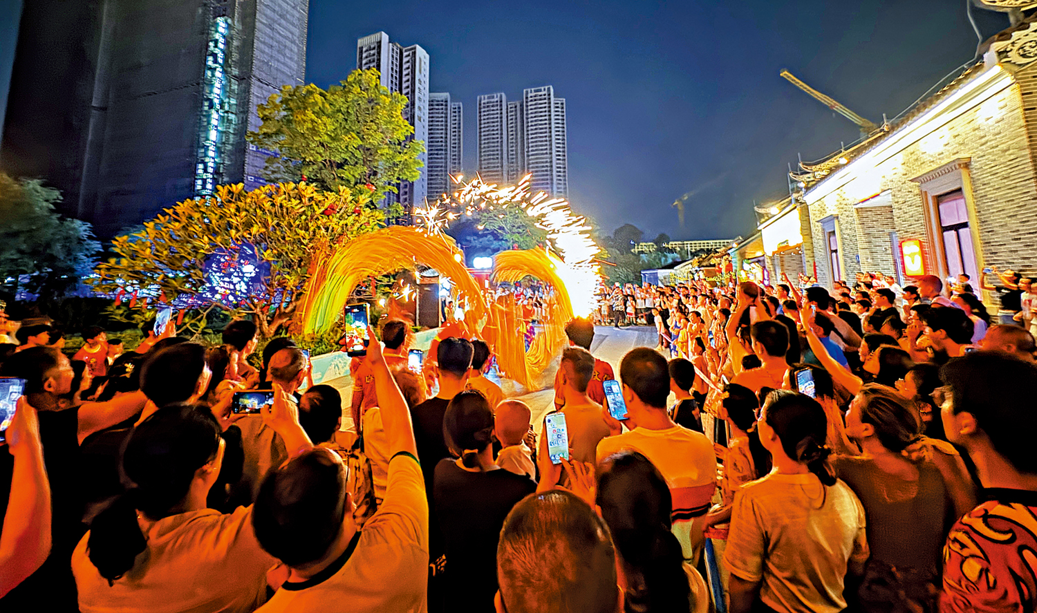 　　圖：廣州──為了在國慶假期吸引買家，廣州不少發展商都將銷售中心打造成「旅遊景點」。圖為一個組織非遺表演的樓盤。